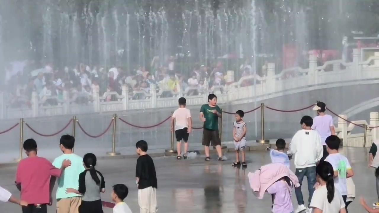 快乐的小孩哥突然不笑了