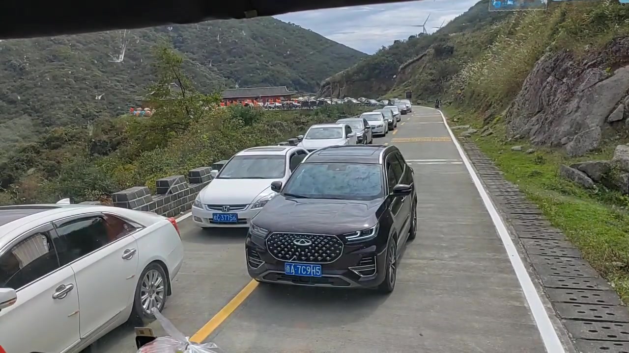 这人估计是横着走路的！