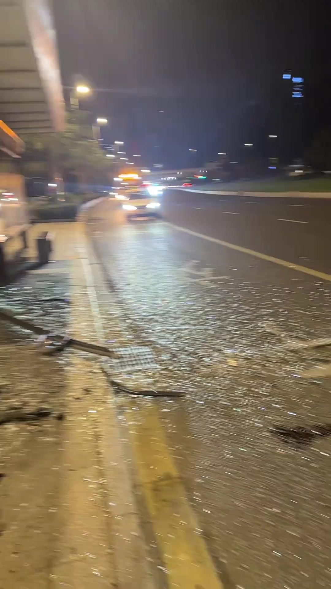 出事车没了就一个轱辘在散落的配件在交警问我出事车呢