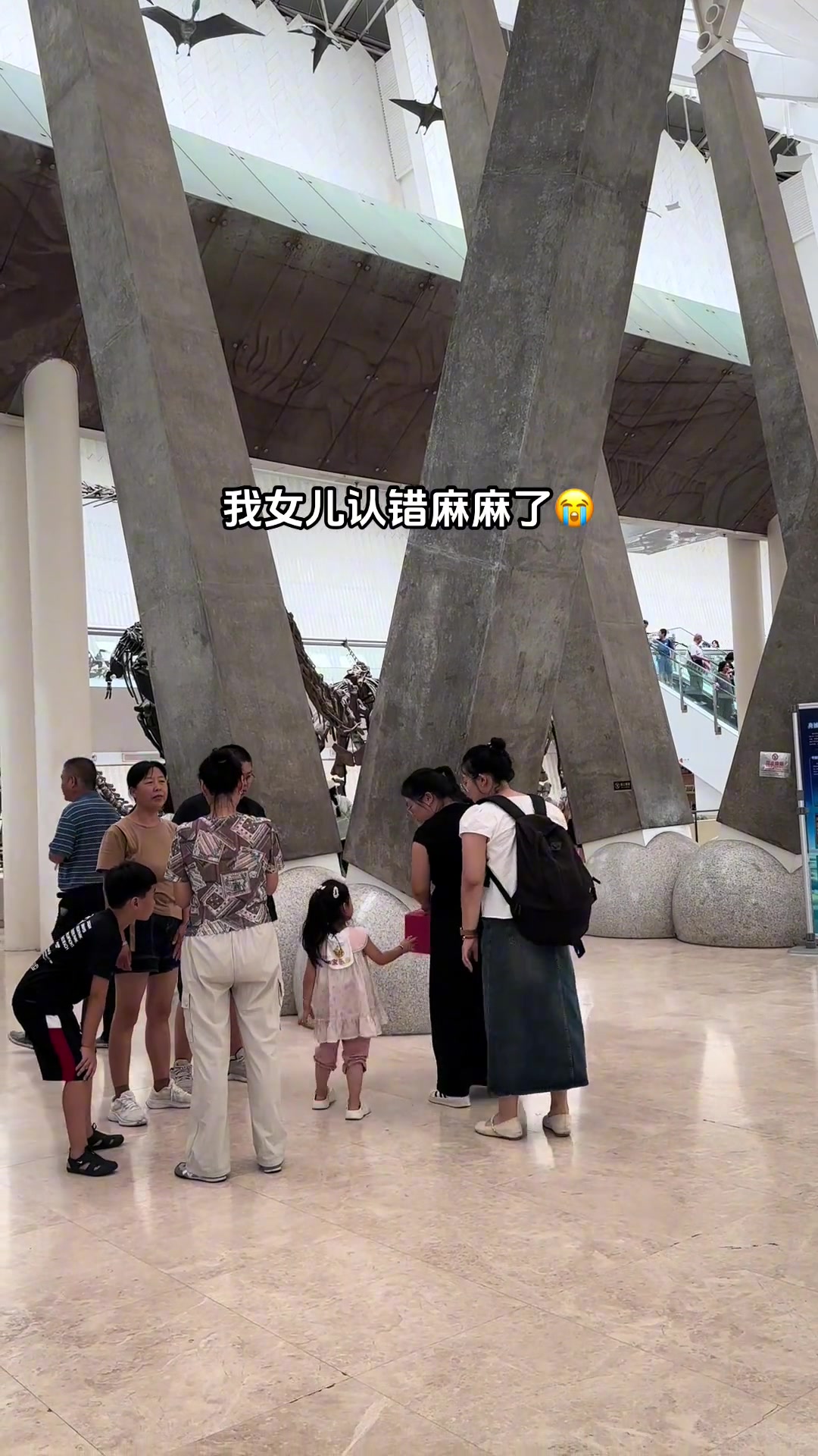 认错妈妈的小女孩！！