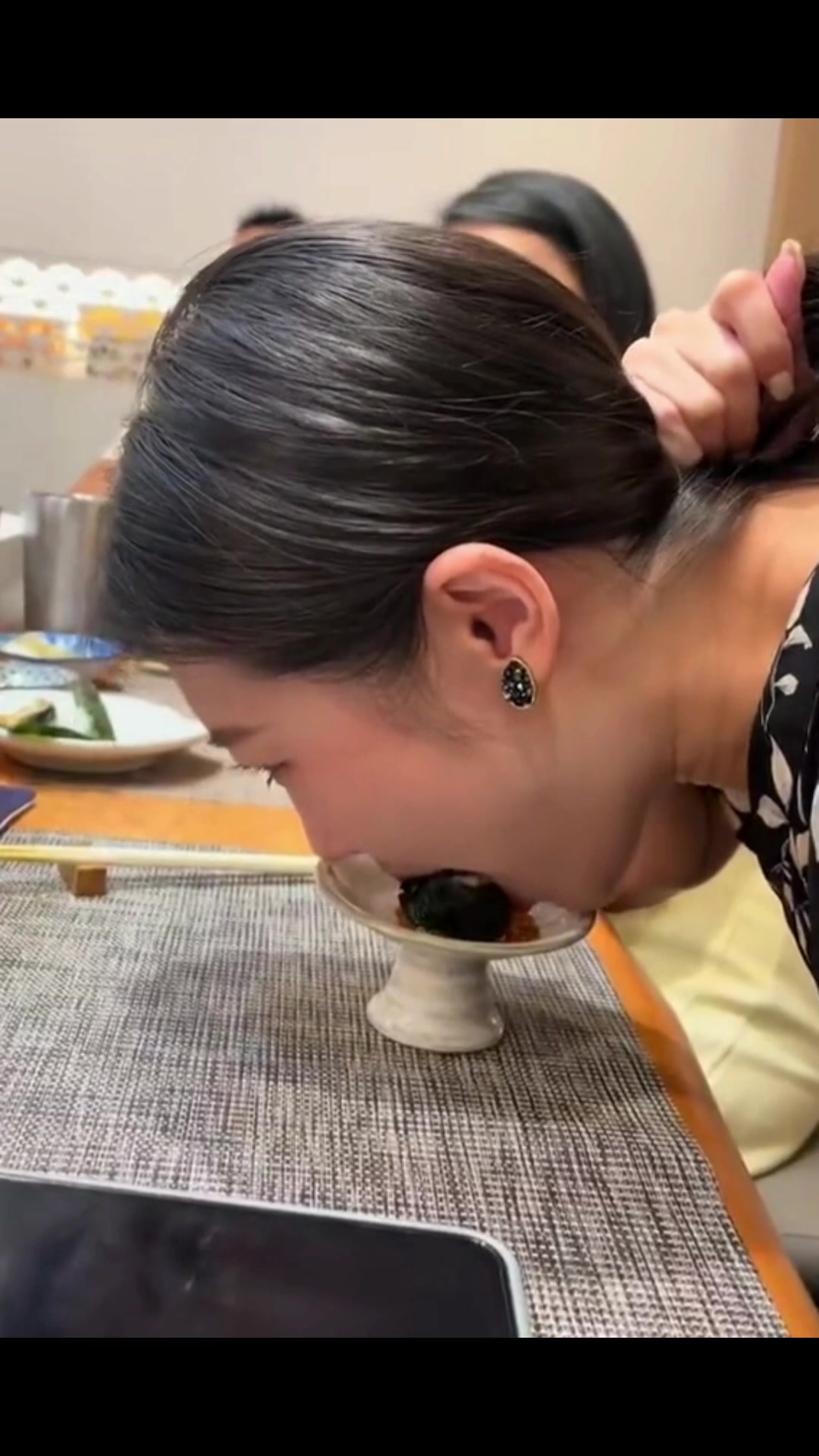 小姐姐这嘴也太大了吧！这都能一口吞啊！
