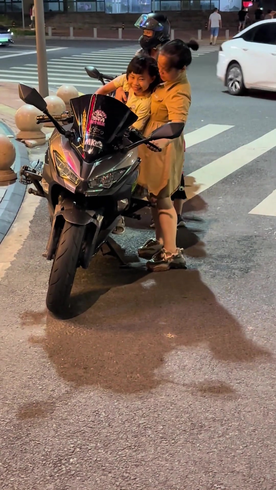 我站在旁边问都不问直接抱自己的孩子坐上车素质真堪忧