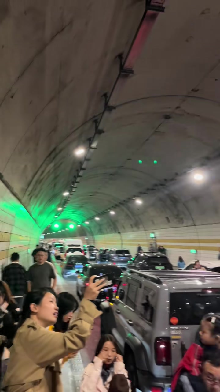 高速堵车，竟然在隧道里开起了演唱会，天然的混响无敌了