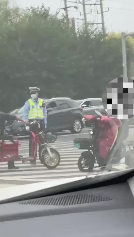 交警：大爷你把头盔戴上，大爷：你又没说怎么戴