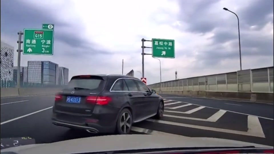 害人害己！高速错过出口随意停车引发追尾