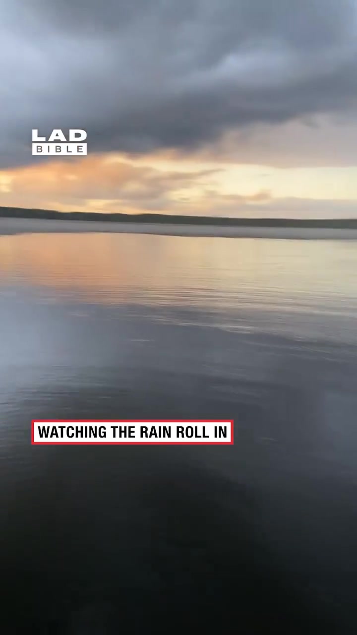 钓鱼钓着钓着眼见着一片雨过来了