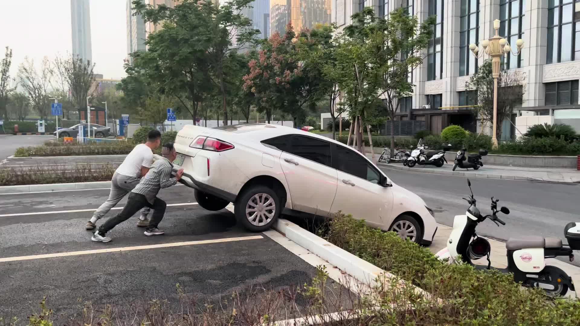 为了逃几块钱的停车费，大门不走非要走捷径，结果舒服了