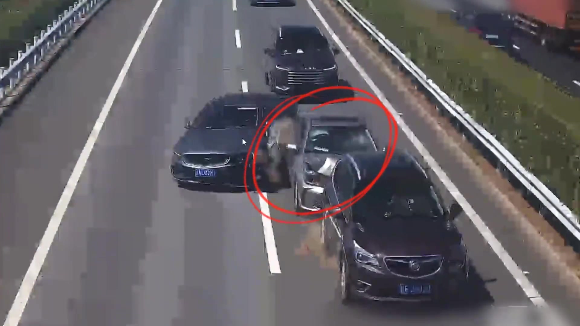 安全提示高速公路上行驶，请保持车距，切勿跟车过近！