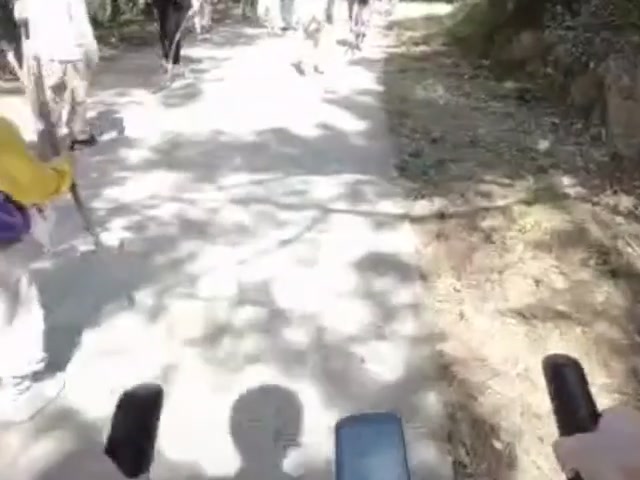 熊孩子拿棍子卡人家车轮，这可真够无语的！