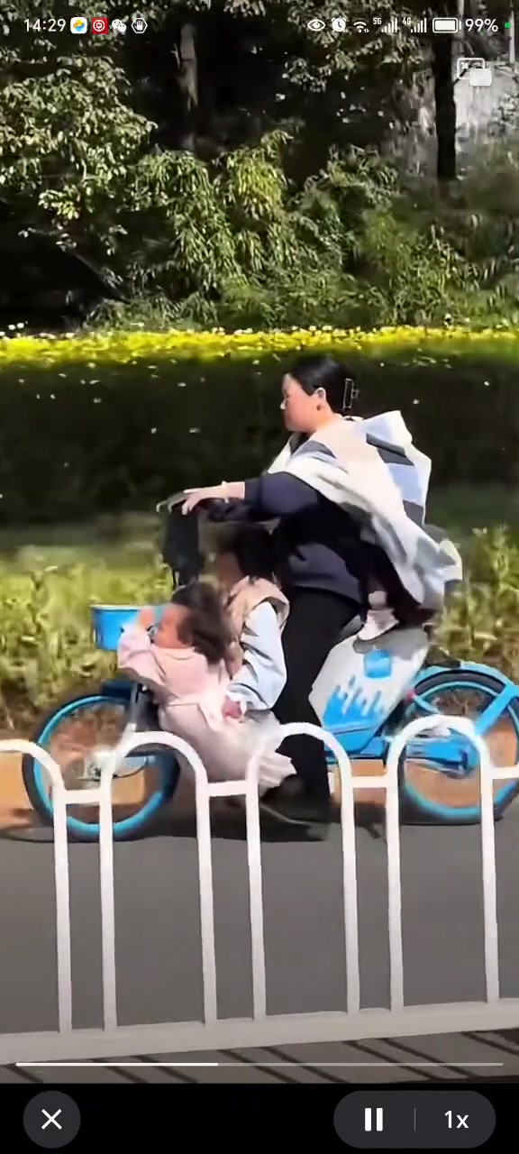 大姐你孩子快掉了
