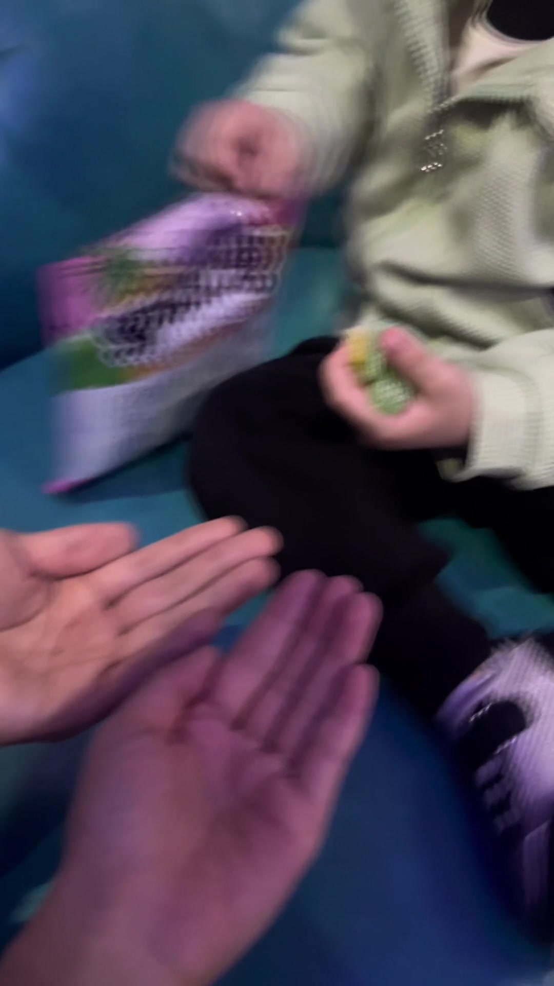 找小孩哥要糖他竟然！！！