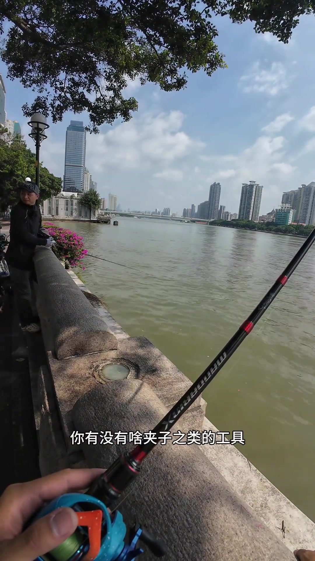 美女非常聪明，知道钓鱼佬除了钓鱼不行其他都行
