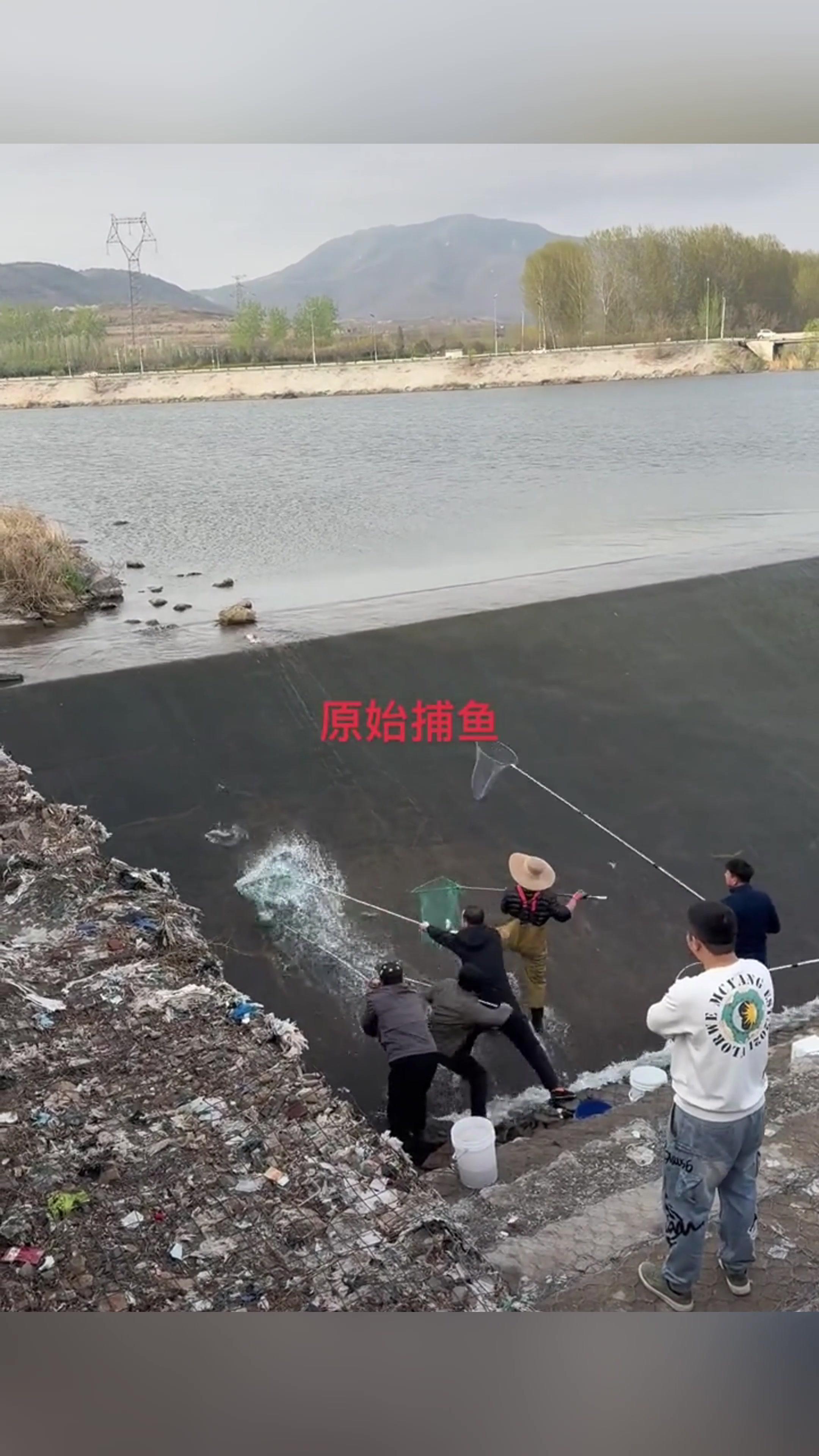 大哥，你不地道啊，抓鱼你还抢步！！