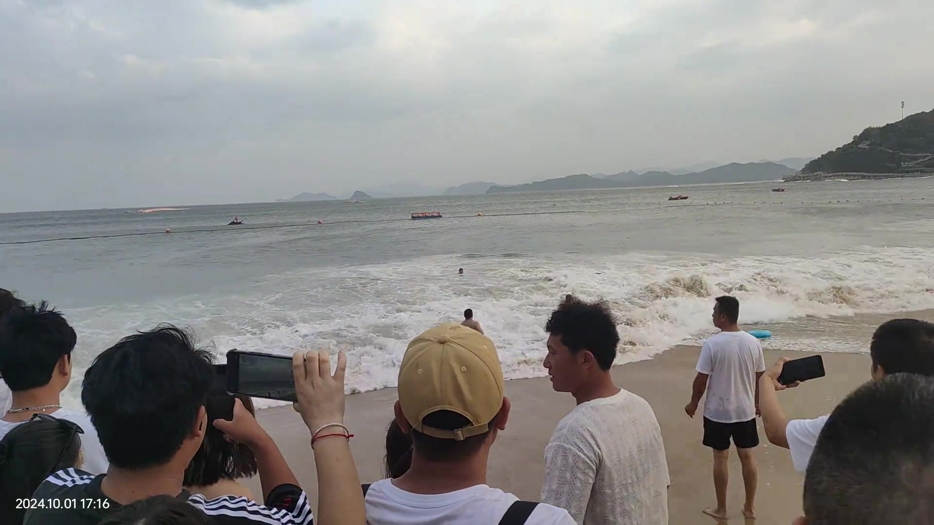浪太大了叫你们别靠那么近就是不听现在好了海水都喝饱了！