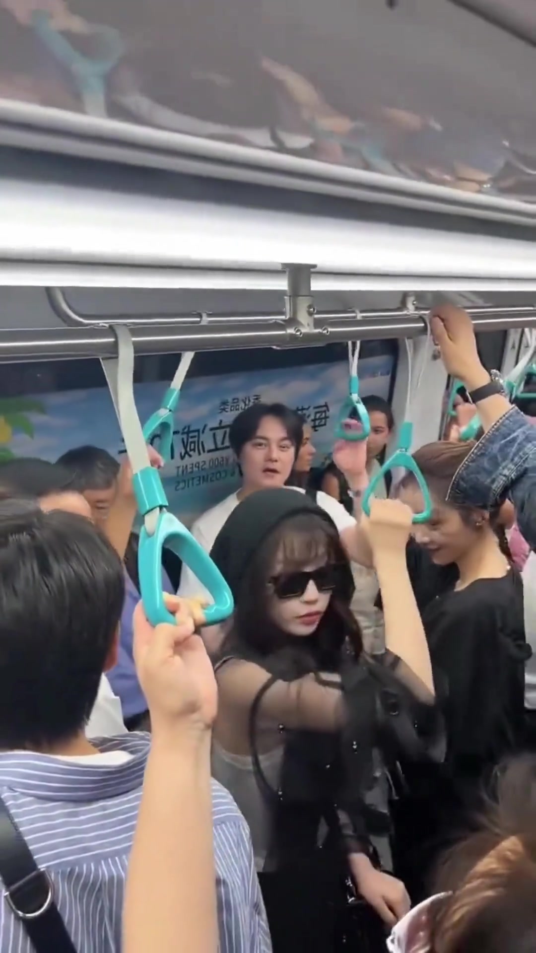 这地铁坐的值！三个明星，有吧友认出来吗