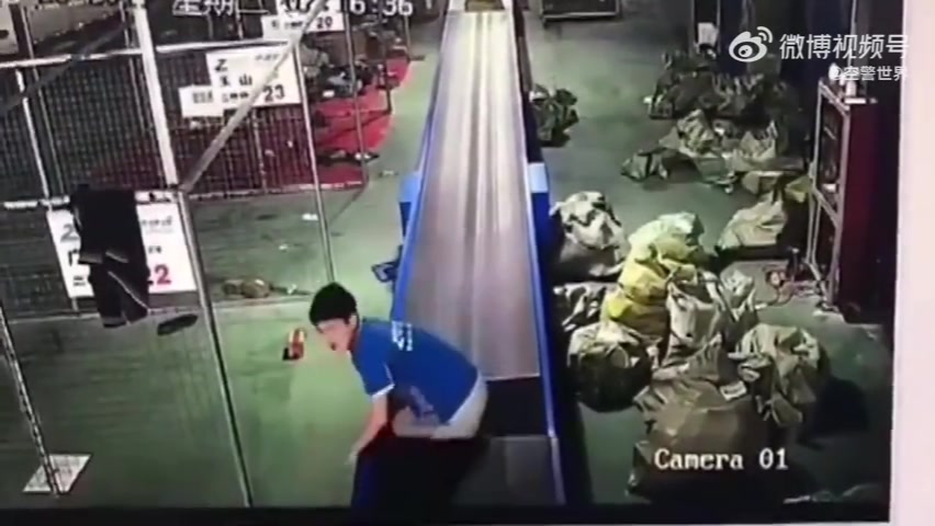 太可怕了！小伙子违规操作被卷入传送机