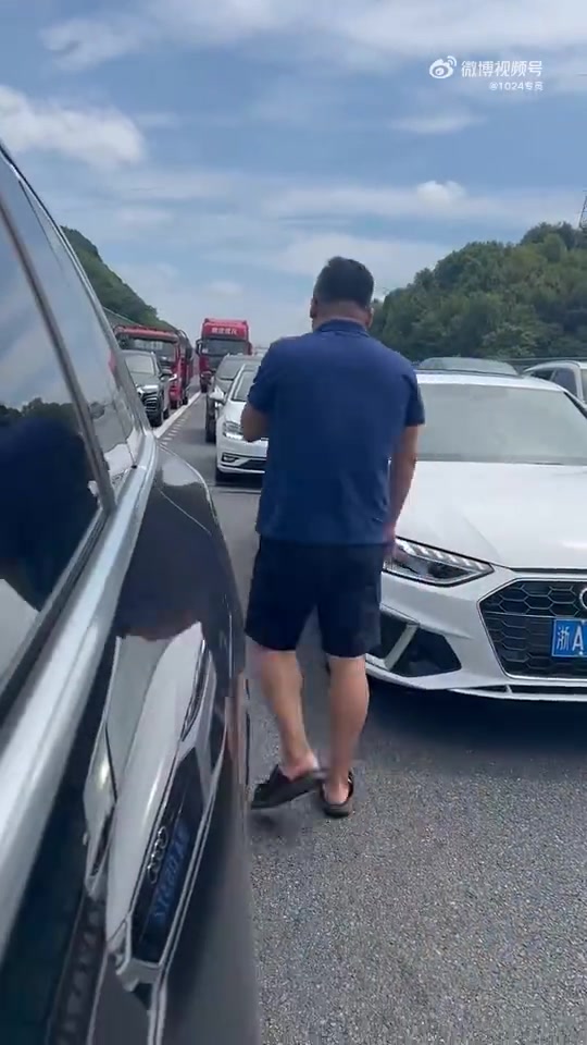 走应急车道被热心车主卡住，竟还好意思上前质问车主！