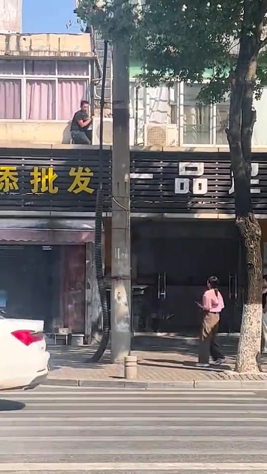 男子躲窗外，这是被老婆找上门了嘛