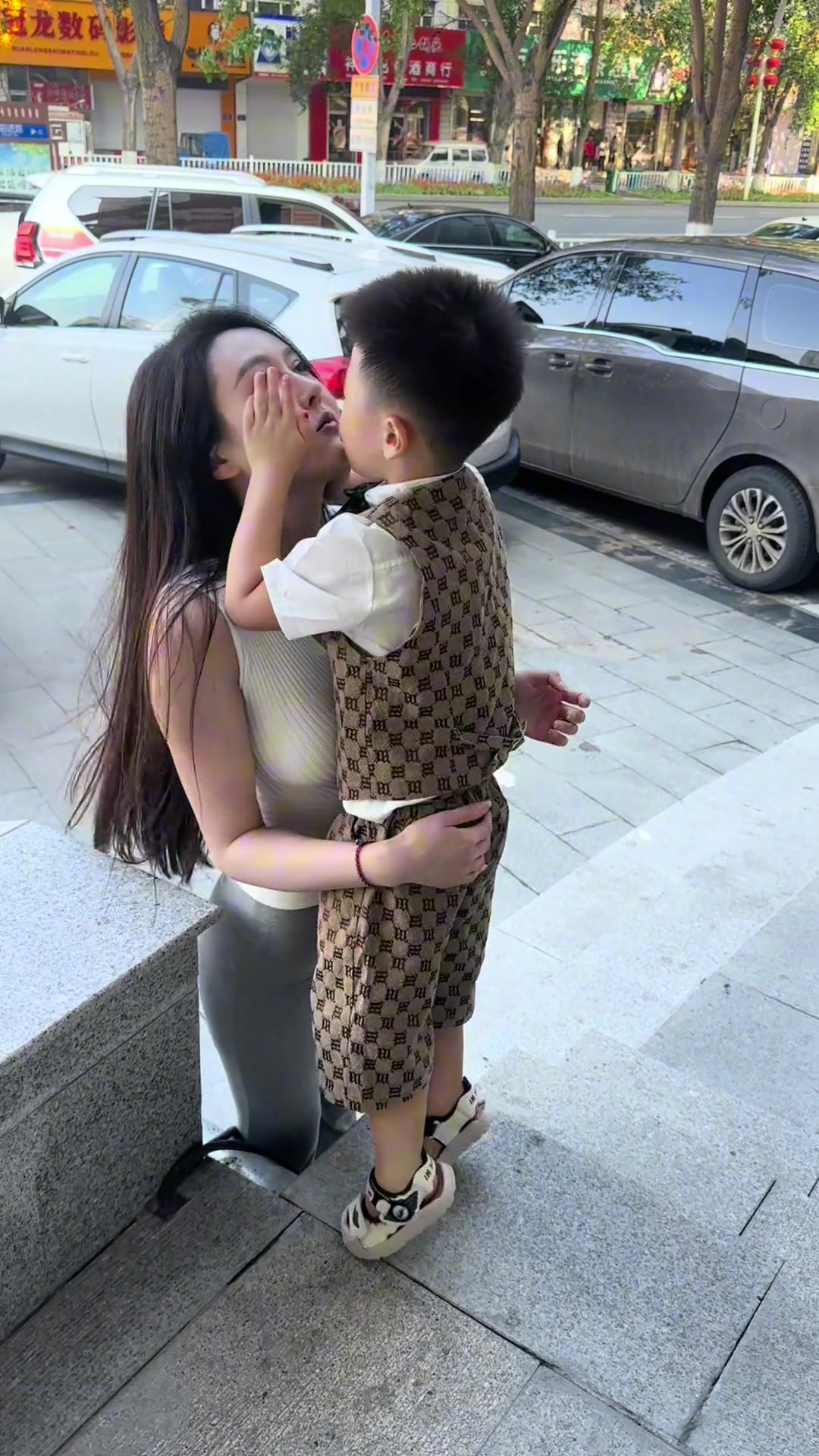 有点嫉妒了！小小年纪就会占小姨便宜了！