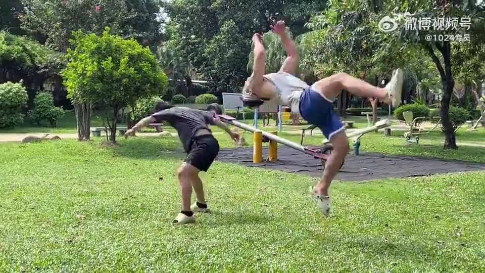 武打片都不敢拍的动作，你轻而易举给完成了