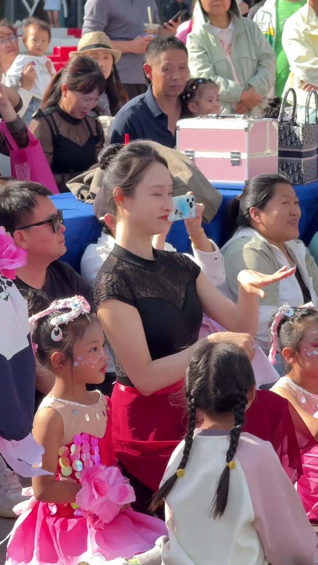 小朋友台上演出，女老师在台下成了“显眼包”