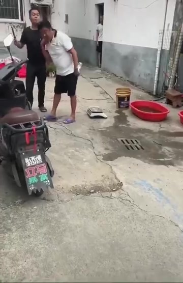 可不敢拿生命开玩笑啊！这是在赌对方不敢动手吗