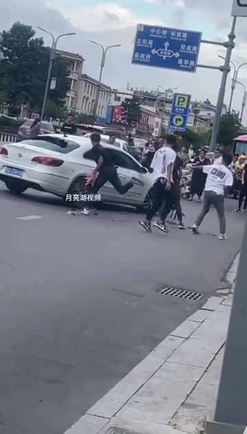 小伙子们被司机惹急，一群人拿起东西砸车