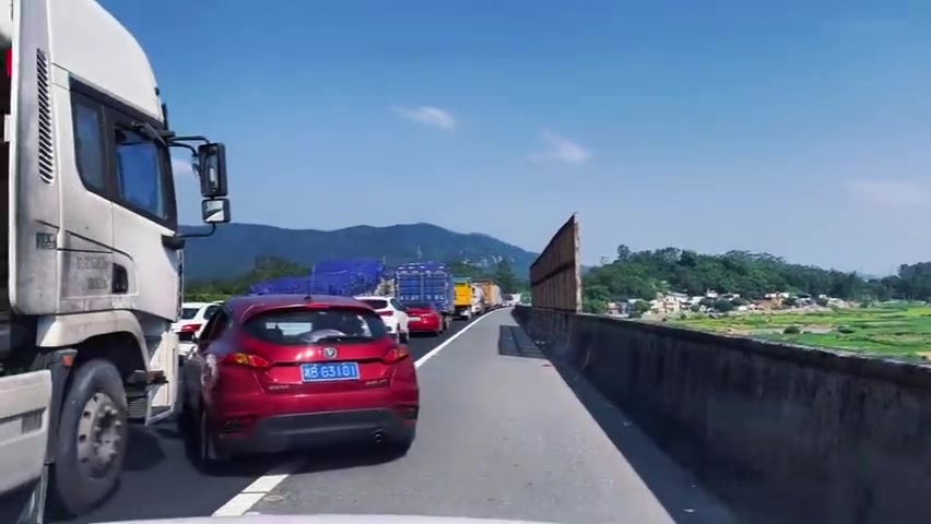 高速上司机使用应急车道超车，大车不惯着怼了上去