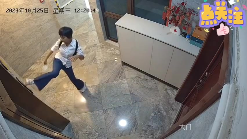 奇葩女子，用脚按电梯！己所不欲勿施于人啊！