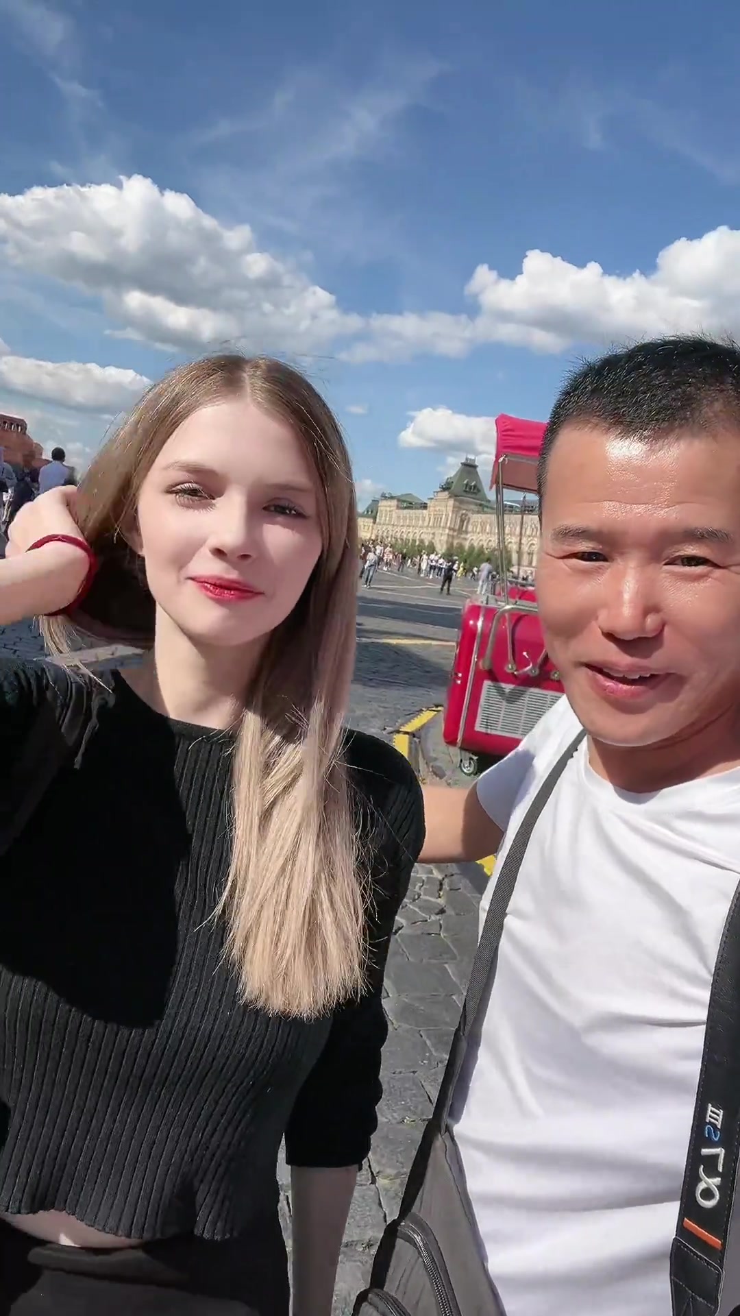 这个大爷做什么工作的可以随意搂抱俄罗斯年轻女子