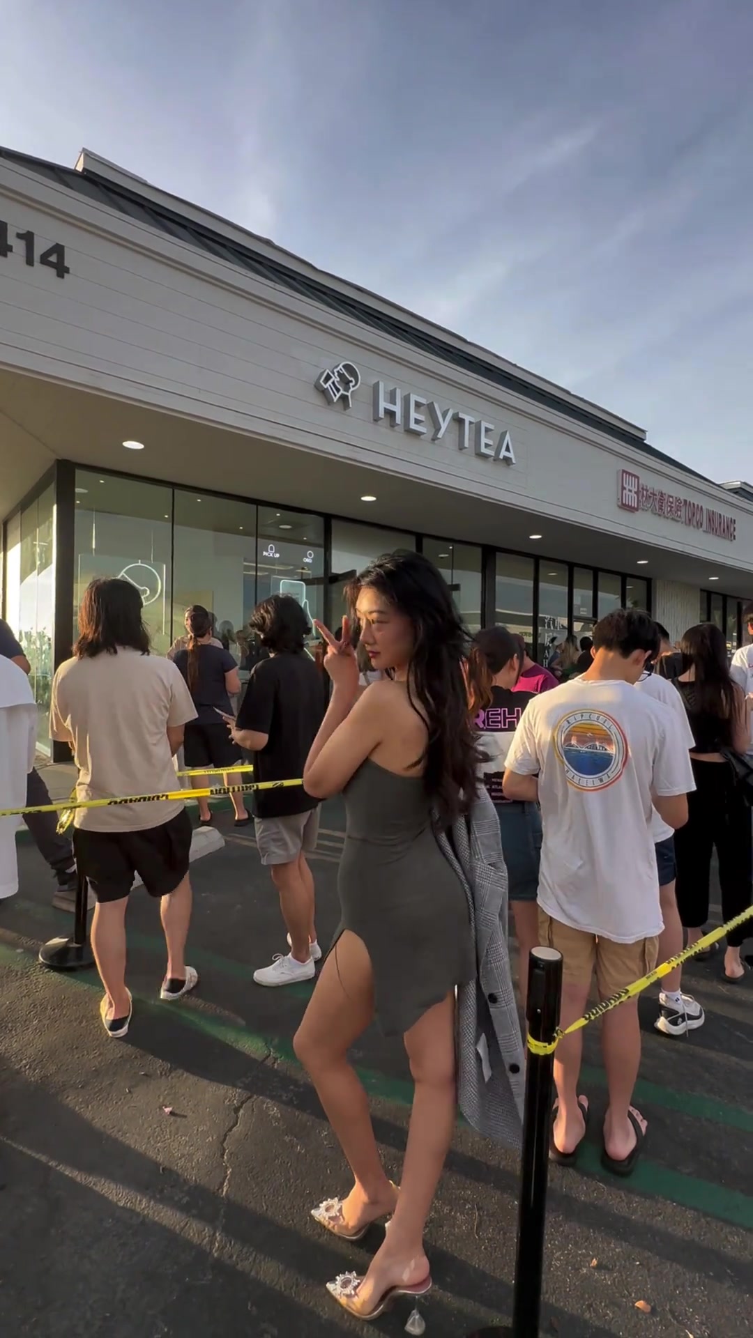 穿的裙子开叉这么高，确实很吸引眼球昂...