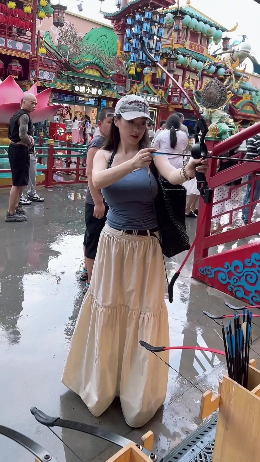我看这个射箭的小姨，也是风韵犹存啊！