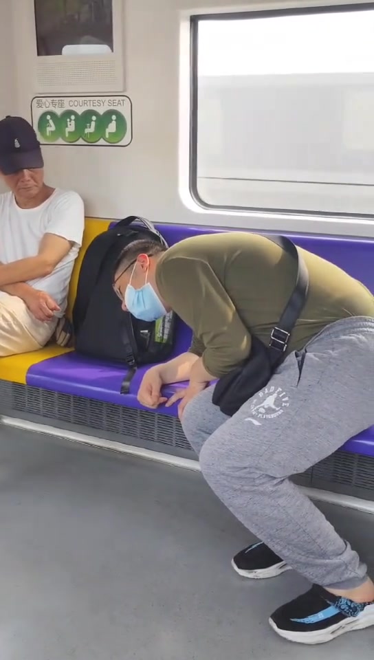 离谱！这么明目张胆看小姐姐裙底