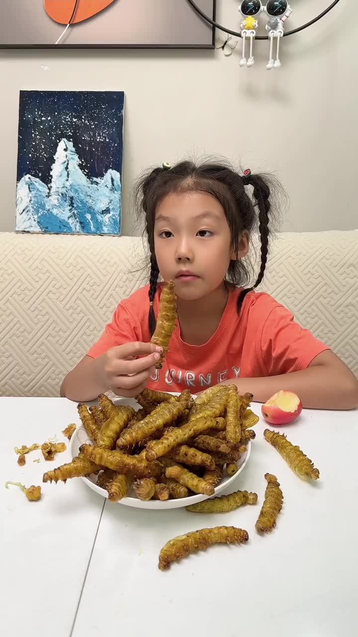 虽然演的有点过于草率了，不过小女孩真敢吃啊