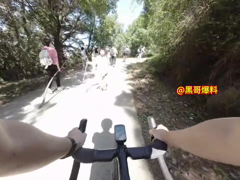 下坡被熊孩子拿棍卡前轮，后果可想而知！