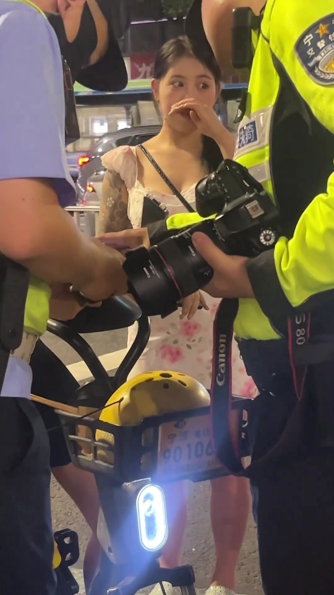 一脸懵逼！小姐姐不戴头盔被交警抓个正着！
