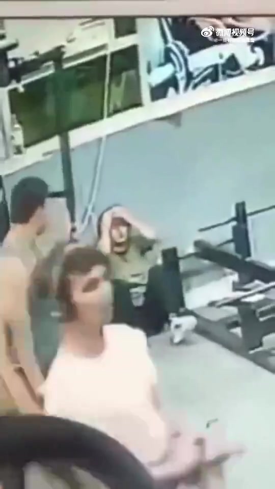 男子违规使用健身器材，意外伤害一旁女子