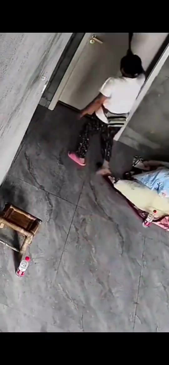 看着害怕！睡懒觉没起床，被妈妈暴躁叫醒