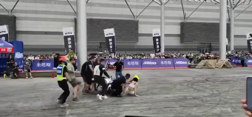 妹子被撞，一堆男人冲上去竟然是去看摩托车的