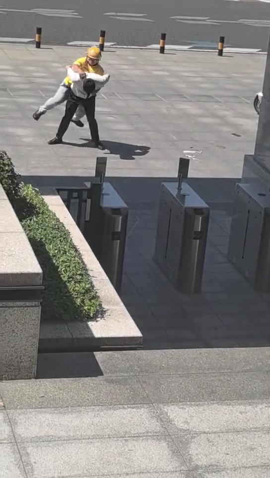 保安与外卖水火不容，都是为了生活，何必呢