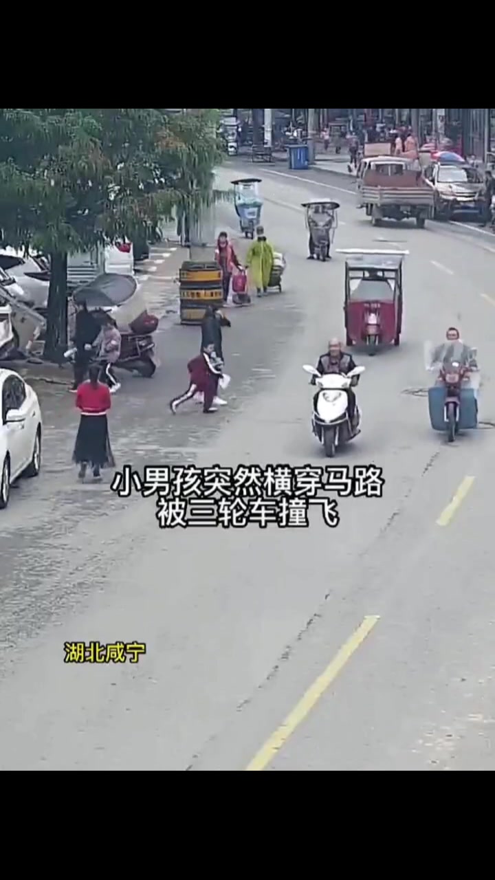 这太夸张了，自己冲着三轮车就撞啊给人家都整惨了