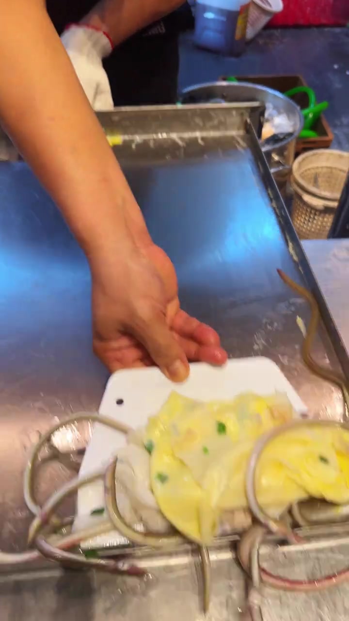 这样吃真的不会有寄生虫吗广东的拉粉肠有多新鲜直接用活鳝鱼