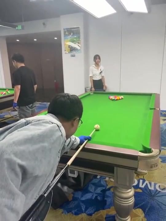 男子：删监控老板：也是两百块！