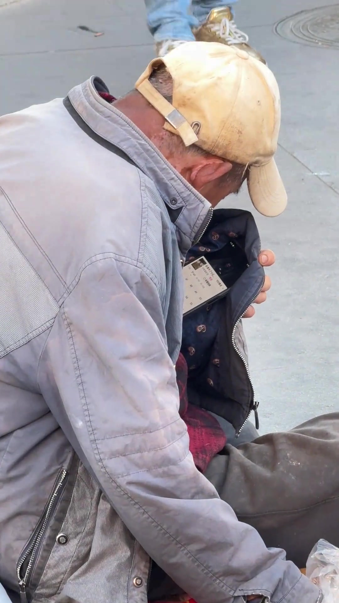 大爷你不好好上班，看啥电视剧呢