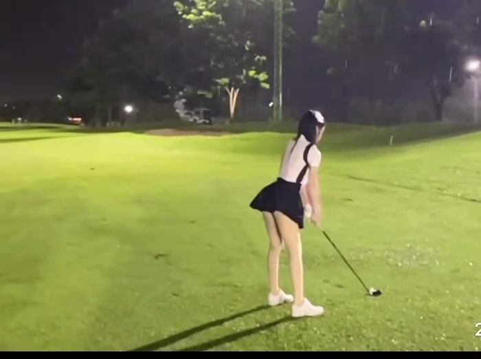 小姐姐下雨还打高尔夫啊