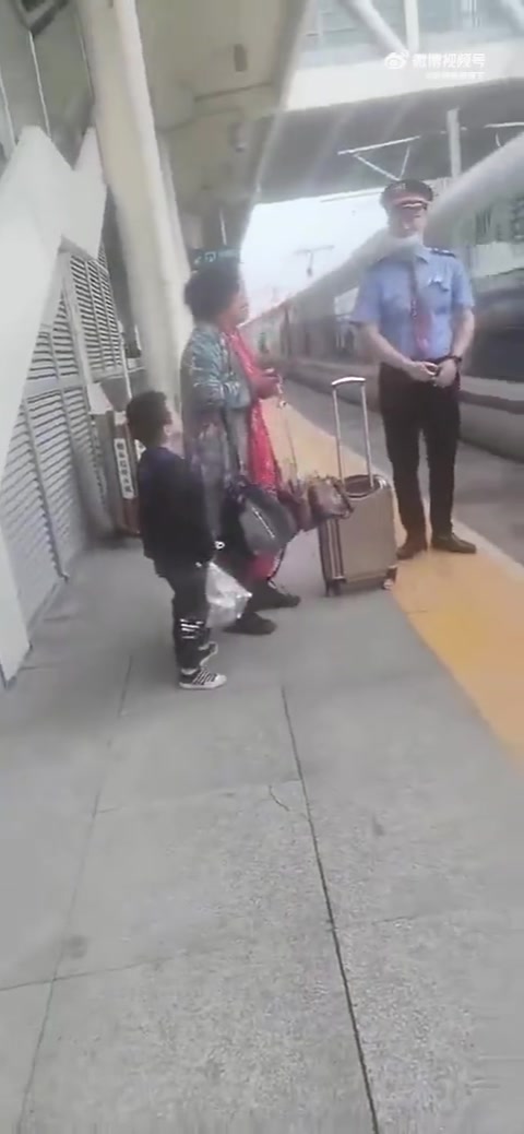 不能早点去！女子带孩子未赶上火车崩溃大哭！