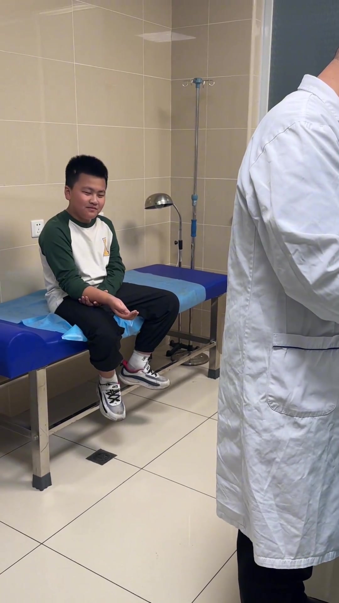 小伙摔倒了，听到医生说骨折一个月不能写作业的表情