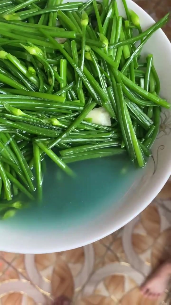 去菜市场买新鲜蔬菜来煮就连炒一盘菜都是下的色素