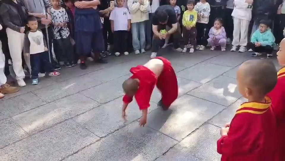 少林寺小孩表演失误，害羞的往师傅怀里钻