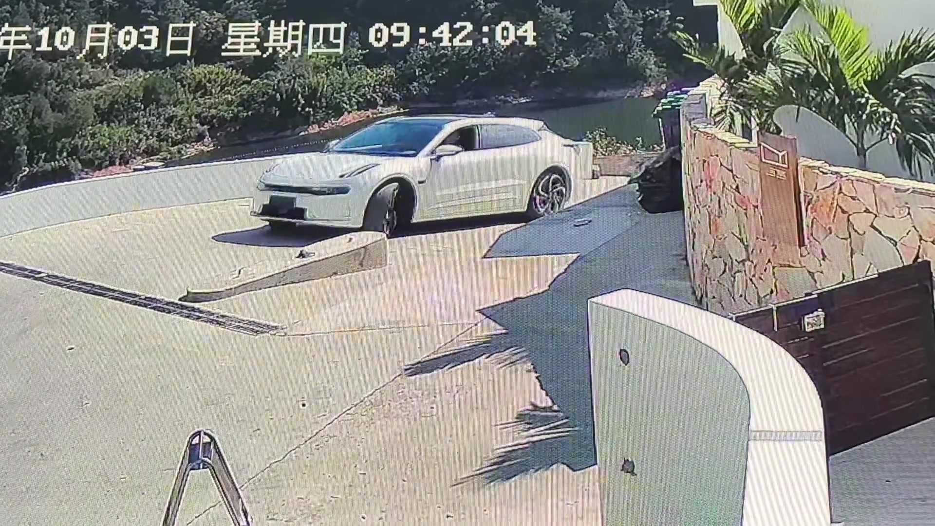 好技术！这技术比这辆车还要新！！